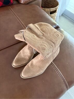 Suede Western Cowboy Boots in Tan